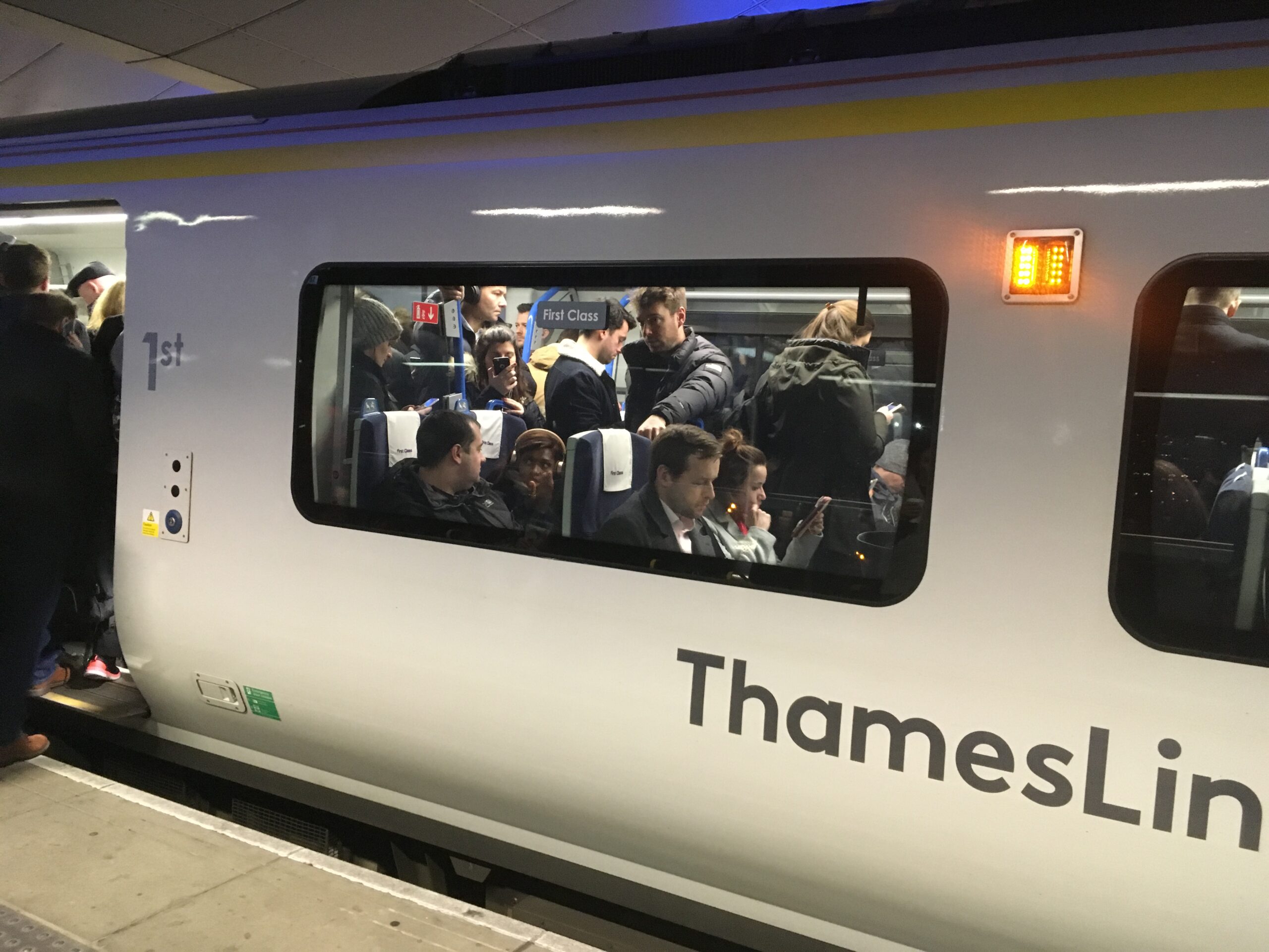 crowded Thameslink train